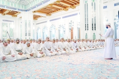 جلالة السلطان يؤدي صلاة عيد الفطر في جامع السلطان قابوس الأكبر ويتقبل التهاني