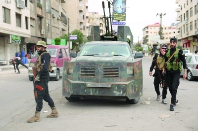73 قتيلا حصيلة يومين من الاشتباكات في سوريا .. ووزير الخارجية يحذر من التدخل الخارجي