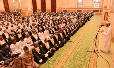 محافظُ ظفار يؤدّي صلاة عيد الأضحى بصلالة