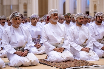 جلالةُ السُّلطان المعظّم يُؤدّي صلاة عيد الأضحى بنزوى