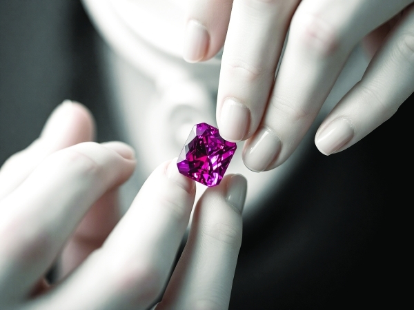 Buying gemstones? Local gemologist shares important things you should consider
