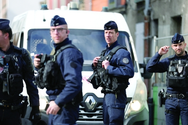 WWII bomb paralyses Paris train station as thousands stranded