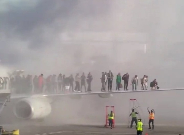 Fire aboard US airliner, 12 injured