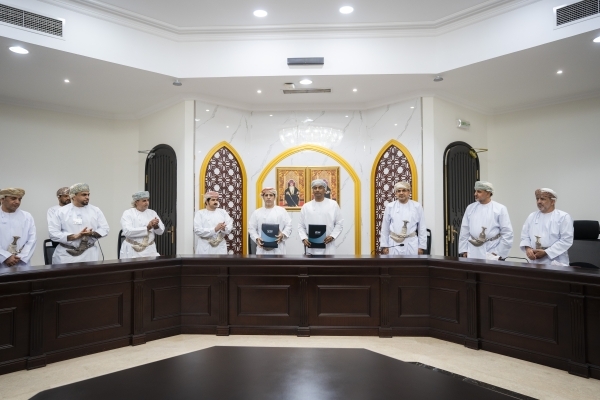 An agreement signed Water purification plant at Wadi Dayqah