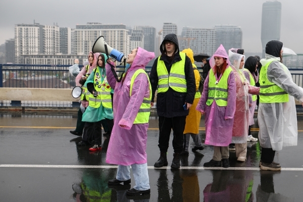 Serbian students protest at pro-govt 'propaganda'