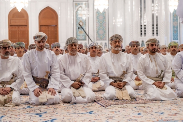 His Majesty performs Eid Al-Fitr prayers