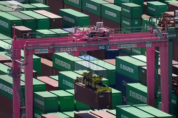 Oil prices, markets tumble over US-China trade war