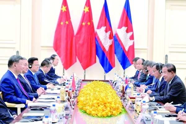 China's Xi seeks ties with Cambodian leader in final tour