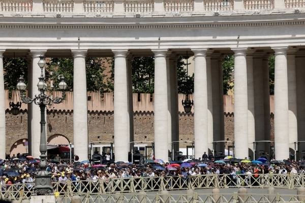 Thousands honour Pope Francis