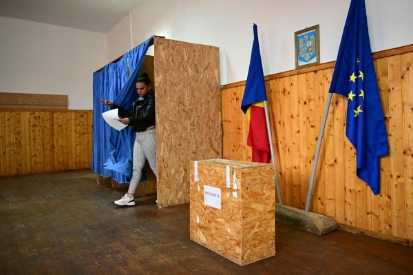 Romanians vote in tight presidential election rerun