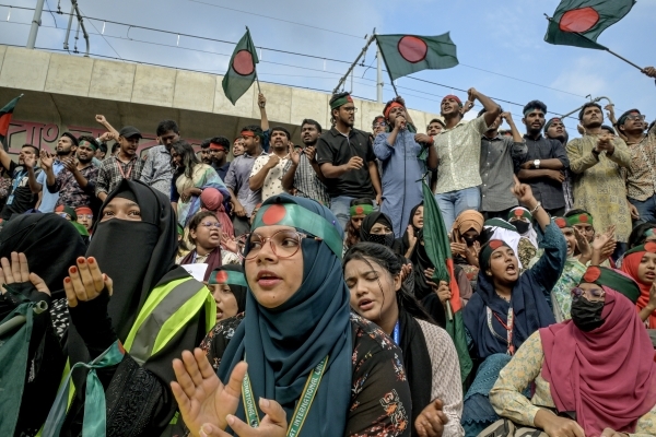 Bangladesh's leader threatens to resign
