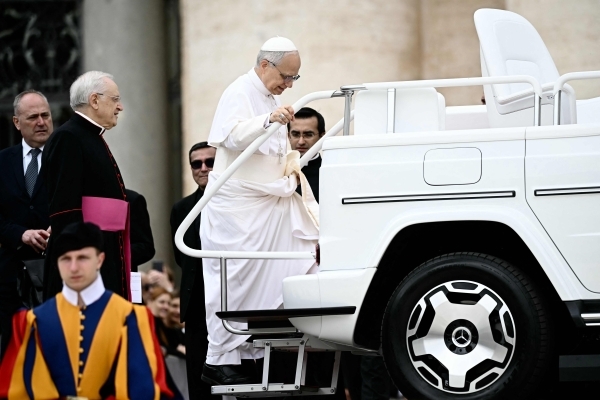 Pope takes message of dialogue, unity to the Curia