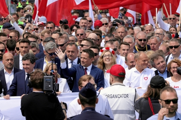 Poland votes in tight race between pro-EU and nationalist visions