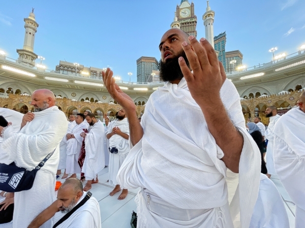 Hajj pilgrims gather in Mecca under scorching desert sun