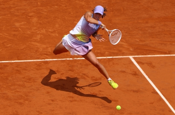 Swiatek, Sabalenka into French Open semis