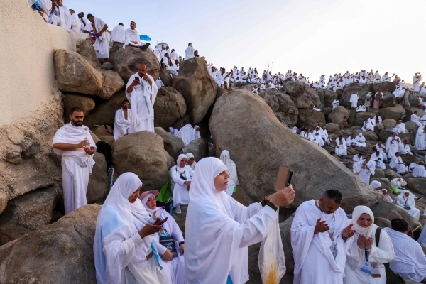 Hajj: Pilgrims pray at Mount Arafat in hajj apex