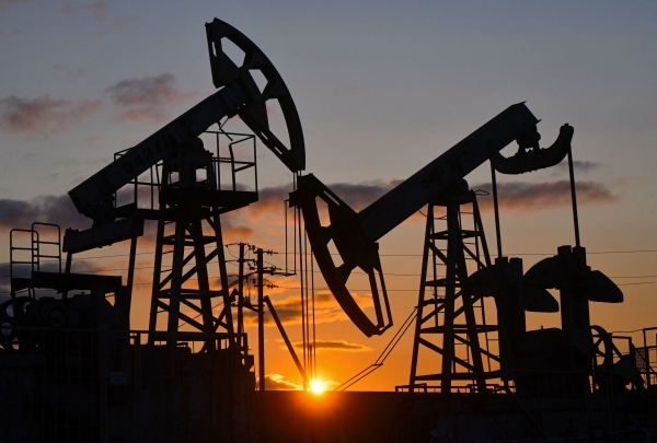 Oil steady after US stockpile build, Saudi Arabia price cuts