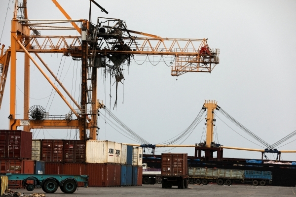 Israel strikes Hodeidah port, threatens blockade