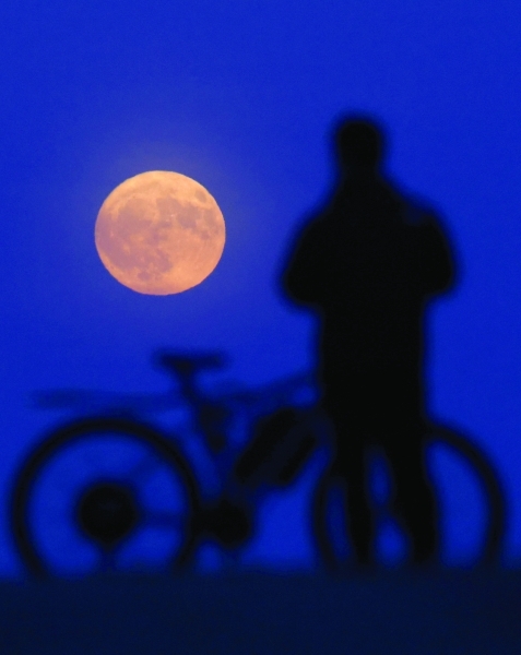 Strawberry Moon graces Oman skies