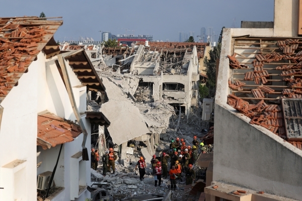 Israel threatens to make Tehran 'burn' after Iranian retaliatory strikes