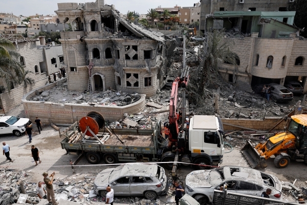 Iran missiles kill 10 in Israel in night of mutual attacks