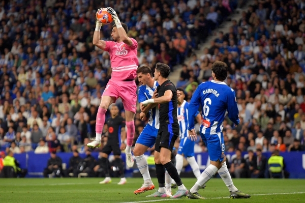 Goalkeeper García joins Barcelona from Espanyol