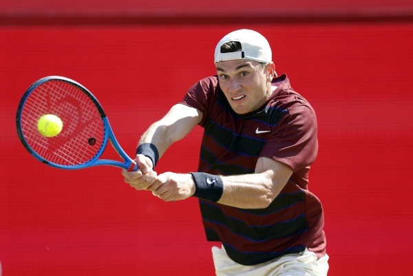 Draper into Queen's Club quarterfinals, Mensik loses