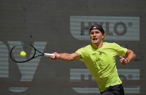 Zverev overcomes stomach bug to set up Halle semi-final with Medvedev