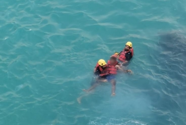Man rescued after falling from cliff into sea in Sur