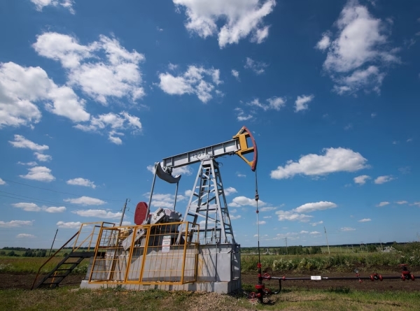 Oil prices inch up on geopolitical risks