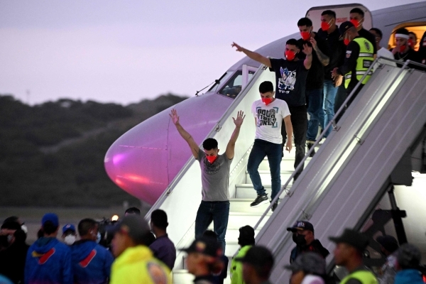 Migrants freed from El Salvador reach Venezuela