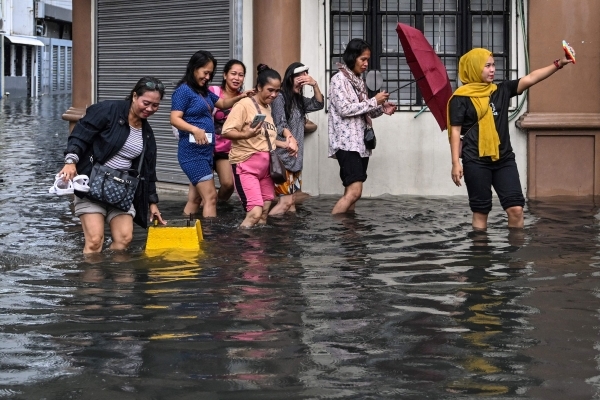 Philippines flooding displaces thousands
