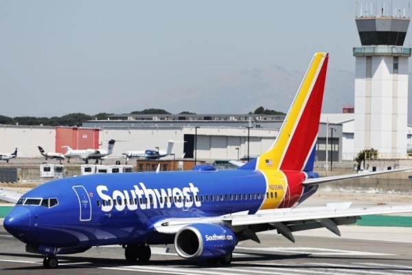 US passenger Plane dives to avoid a collision