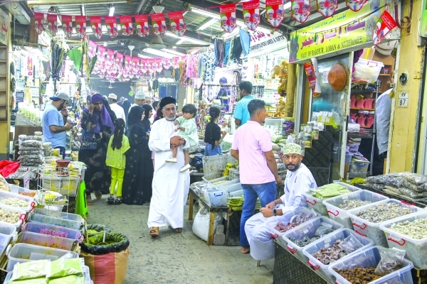 Souqs, tourist spots thrive during khareef