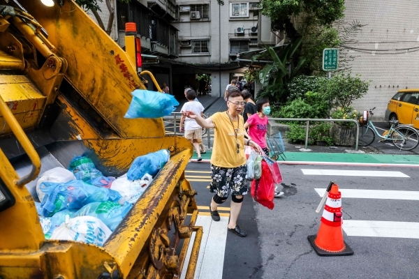 Taiwan's garbage trucks offer classical music and a catch-up
