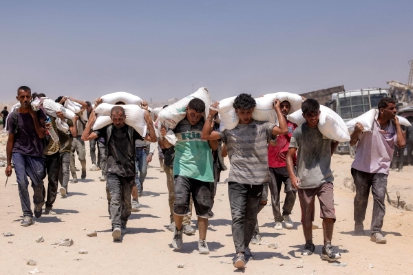 Food arrives in Gaza after Israel pauses some fighting