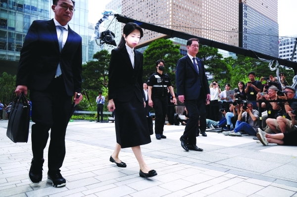 S Korea prosecutor seeks detention warrant for ex-first lady