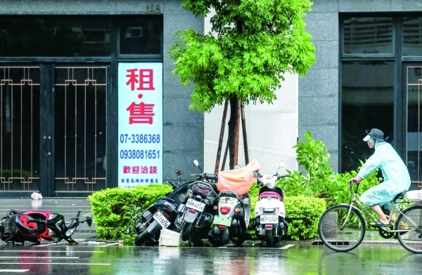Typhoon Podul blows through Taiwan