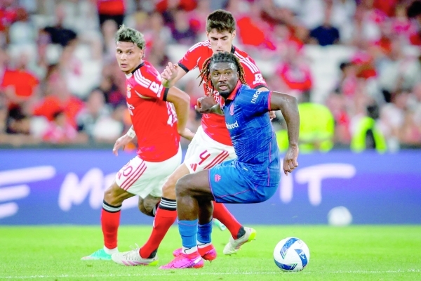 Five-goal Fenerbahce rally past Feyenoord, Benfica on song