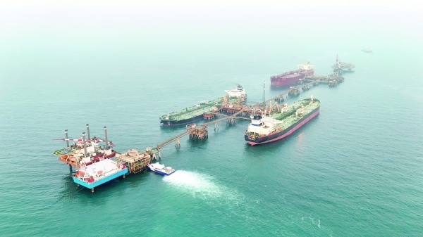 Oil price structure narrows, premiums fall as supplies rise