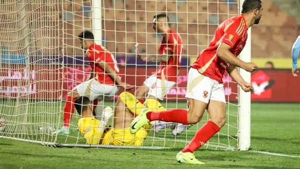 مهاجم الزمالك يتخذ قرارا بالتوقيع للأهلي.. عاجل
