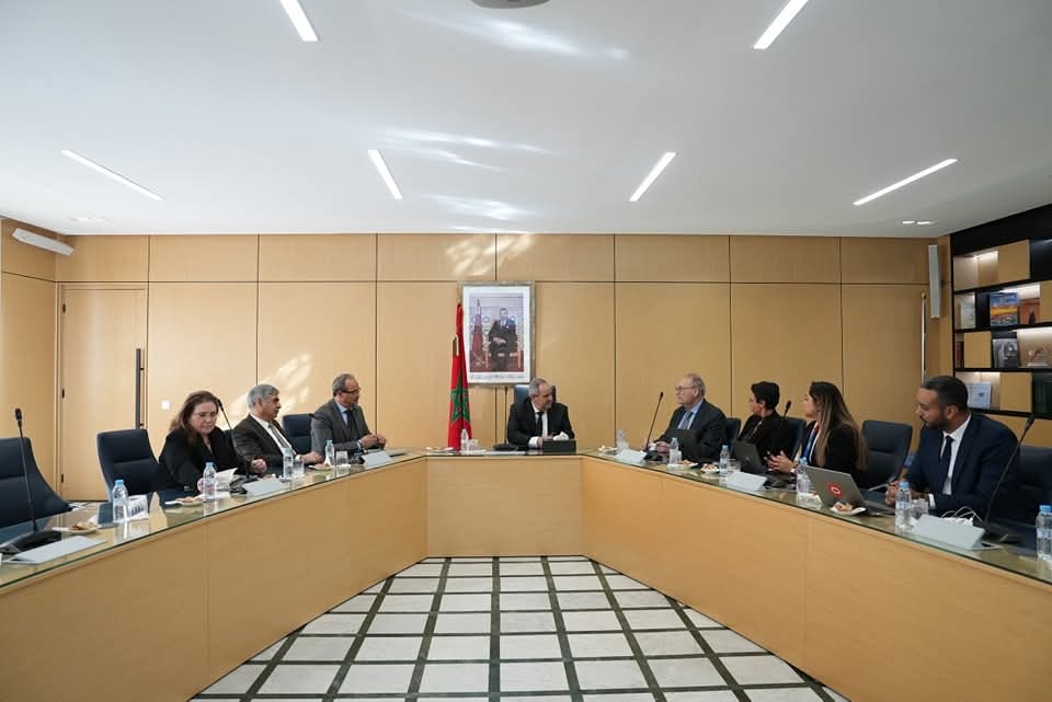 عز الدين الميداوي يعقد اجتماعا مع مسؤولين من مركز أوراكل للبحث والتطوير بالمغرب