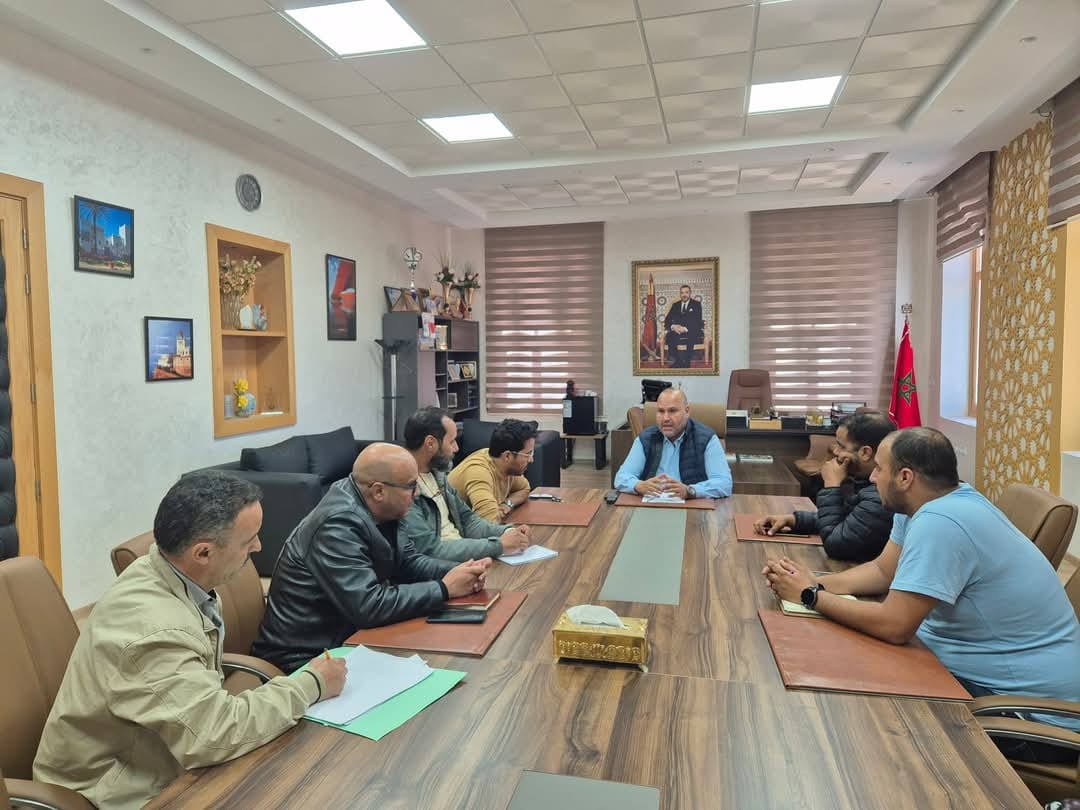 البطاح يعقد اجتماعا خصص لتقييم الوضع الحالي لشاطئ سيدي إفني واحتياجاته المستقبلية
