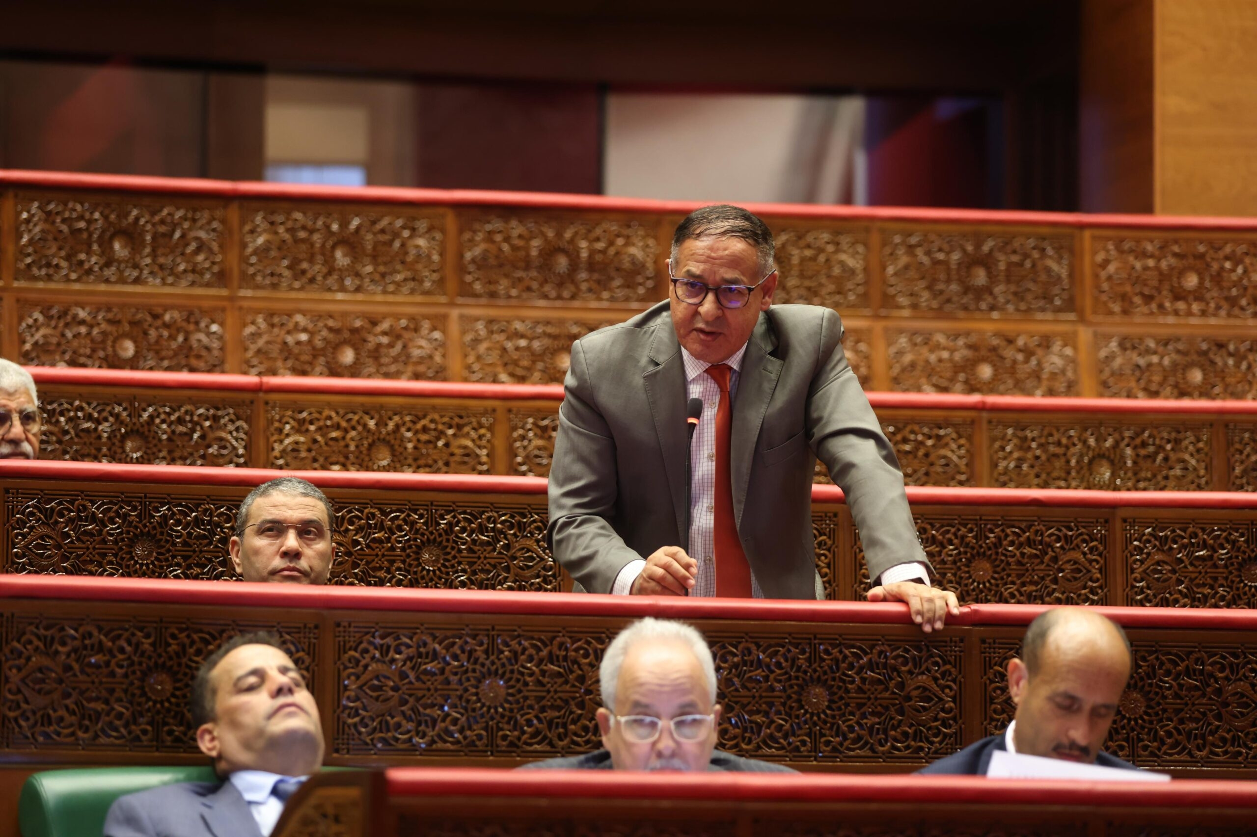 الخمار يطالب وزير النقل واللوجيستيك بتقليص الفجوة المجالية في قطاع السكك الحديدية بكهربة خط القطار فاس وجدة