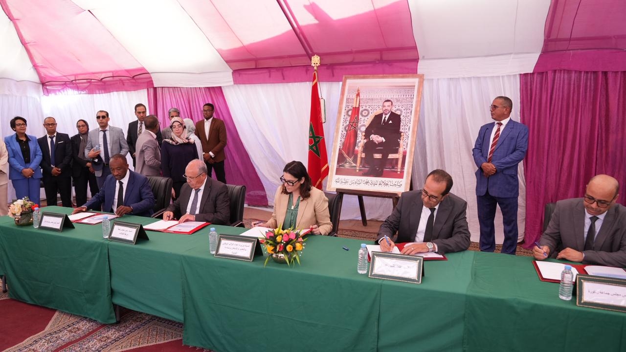 درعة- تافيلالت.. فاطمة الزهراء المنصوري توقع اتفاقية لتنمية المركز القروي الصاعد تازارين واتفاقية للتأهيل الحضري لمدينتي زاكورة وأكدز