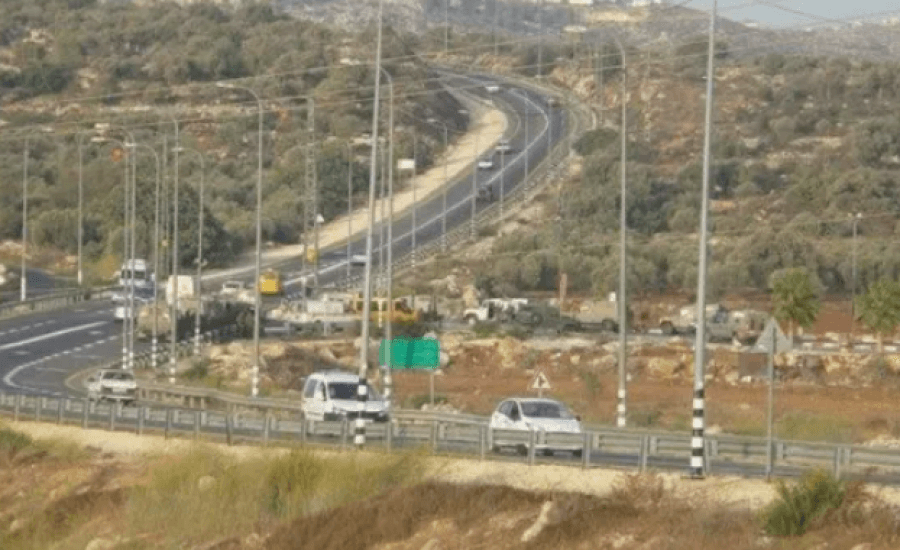 الاحتلال يغلق مدخل ترمسعيا الرئيسي شمال رام الله
