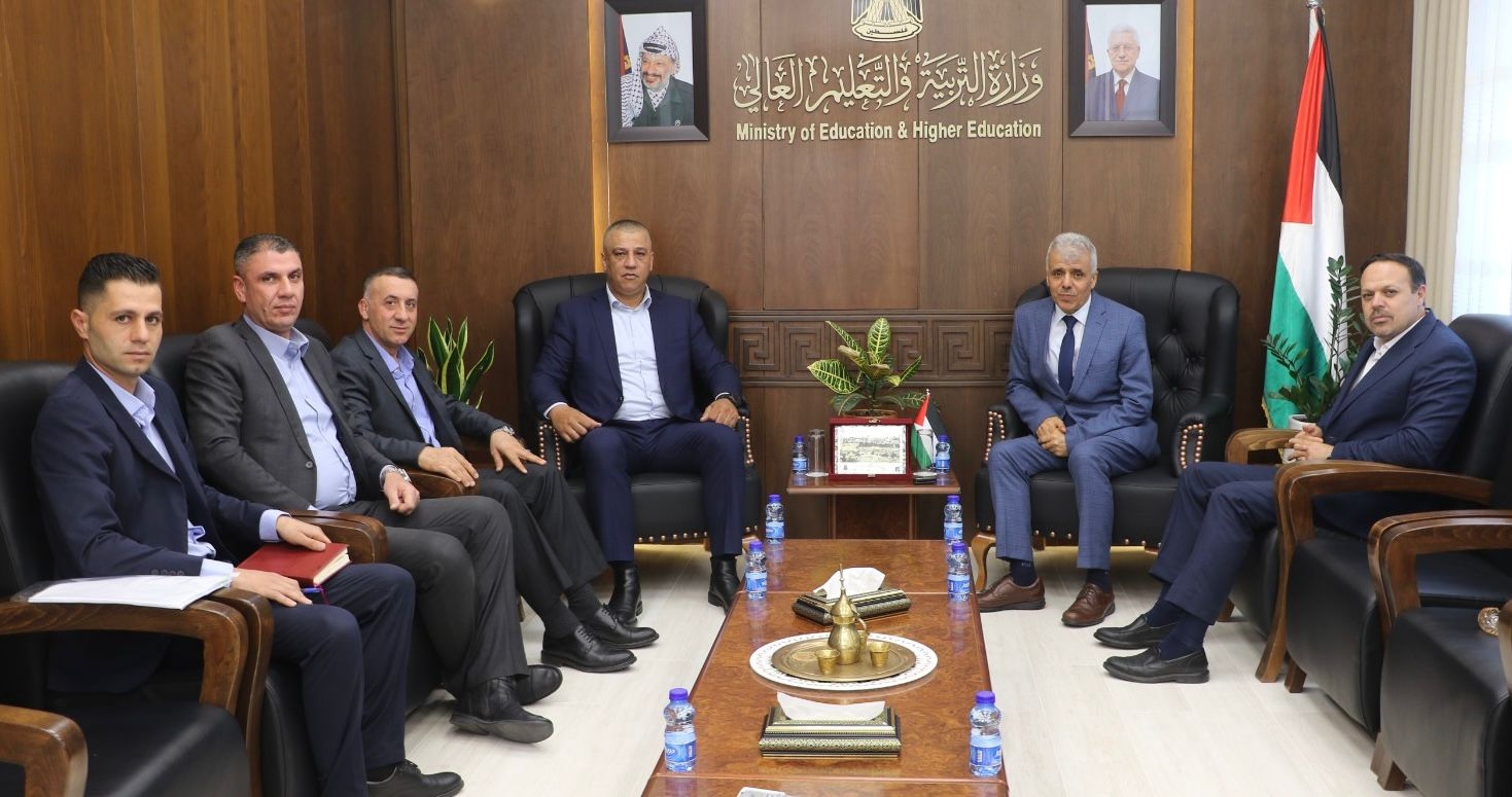 "التربية" والارتباط العسكري يبحثان ترتيبات عقد امتحان الثانوية العامة