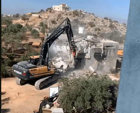 الاحتلال يُجبر ثلاثة مواطنين مقدسيين على تفريغ منازلهم تمهيدا لهدمها ذاتيا