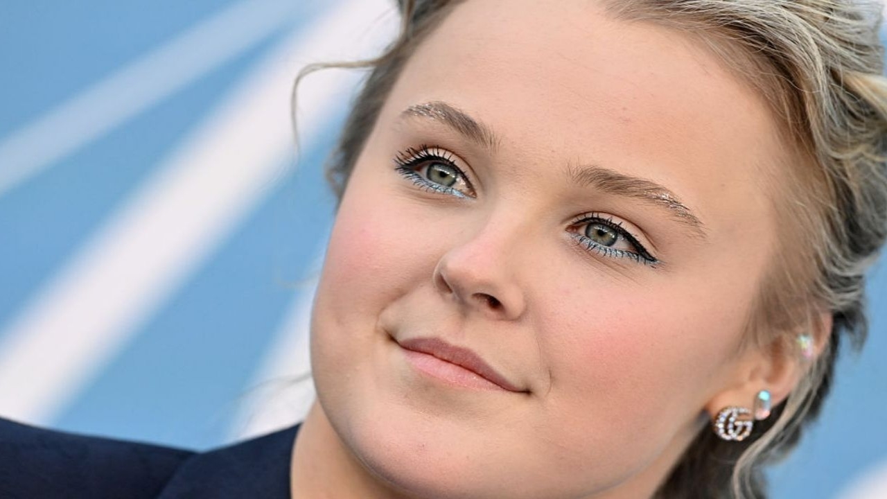 JoJo Siwa Breaks Down on Stage in London, Admits She's ‘Exhausted' and ‘Faking It'