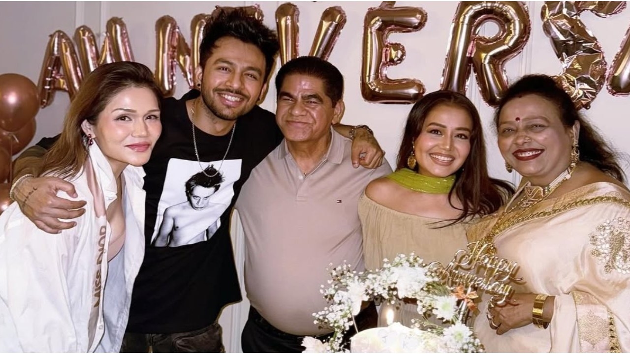 Month after cutting ties with siblings Neha and Tony Kakkar, Sonu Kakkar joins them for parents' anniversary celebration; PICS